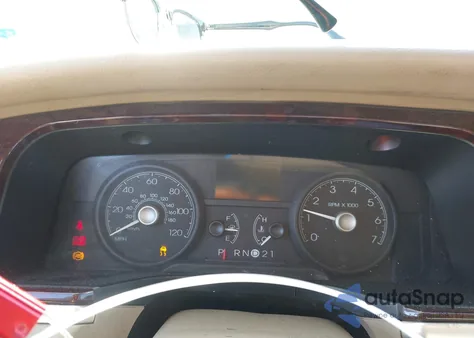 2007 Lincoln Town Car Signature Limited из США, поврежденный, VIN 1LNHM82V57Y625788